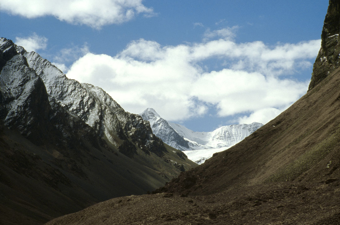 b_393l trek4.jpg - Népal - Kathmandou, Swayambunath en direction du col, d'autres sommets enneigés (peut-être le Chatarake, qui culmine à 6500m)